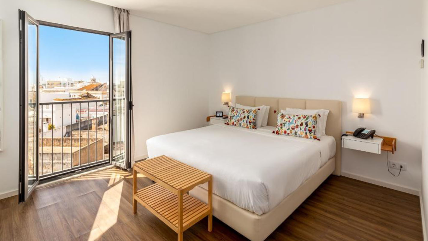 Budget-Friendly Hotels in the Algarve for Young Travelers